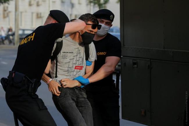 В Беларуси в четвертый день протестов силовики задержали около 700 человек