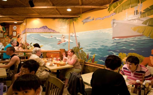 Безработным на Гавайях выделят по $500 на походы в рестораны