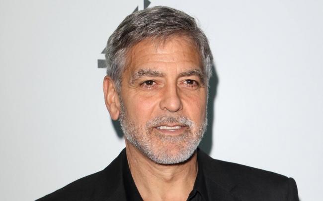 Джордж Клуни рассказал, что стрижется сам последние 25 лет, — и поделился лайфхаком, как ему это удается