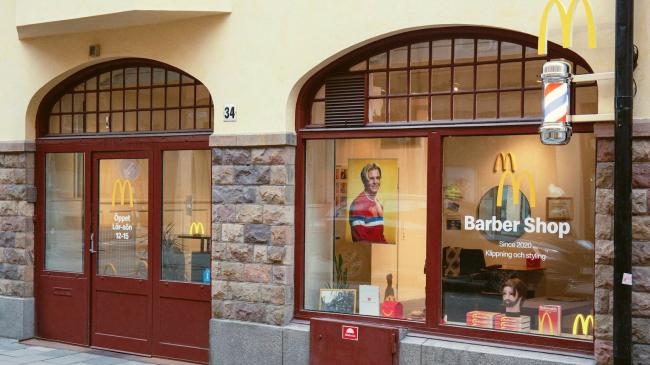 McDonald’s открыл в Стокгольме барбершоп, где делают прическу в форме логотипа бренда